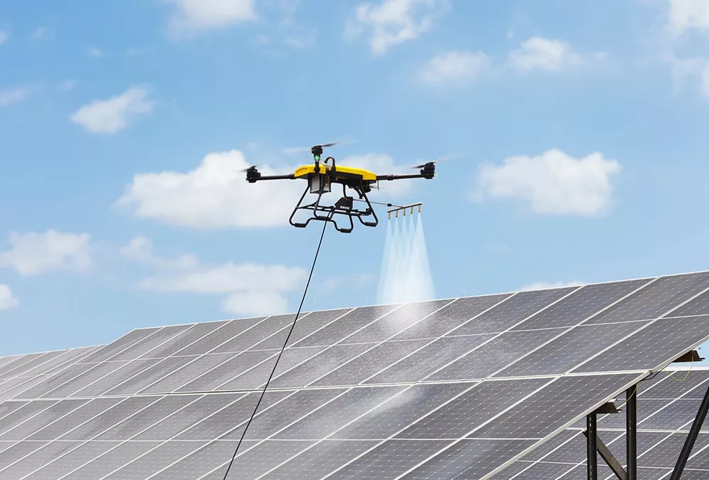 Drone limpiando paneles solares