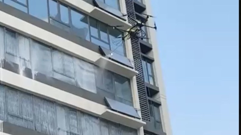 Drone limpiando vidrios de un edificio